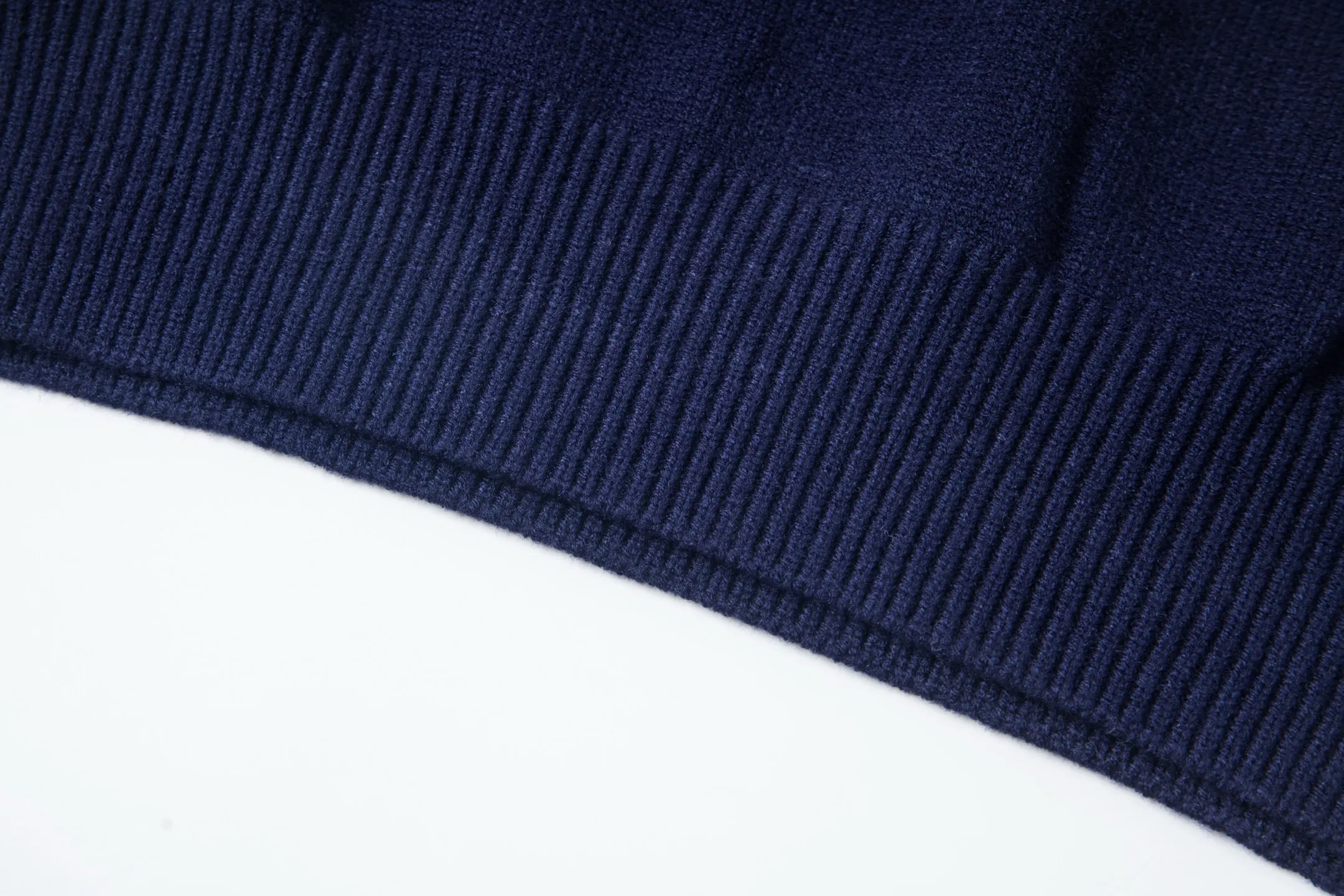 P230 Style number: Y258 Ralph Lauren POLO twist button open-chest sweater is a limited edition every year. There won’t be many styles in the store! Ralph Lauren men's half-button sweater. The shape is really nice. It can be worn alone or as a coat. It can be worn outside the inner layer. It is versatile and looks good. Tag, hanging grain, washable, packaging bag, full set of accessories. The appearance is quite high. The workmanship is super exquisite. Color: navy, gray, apricot, navy. Size: S M L XL